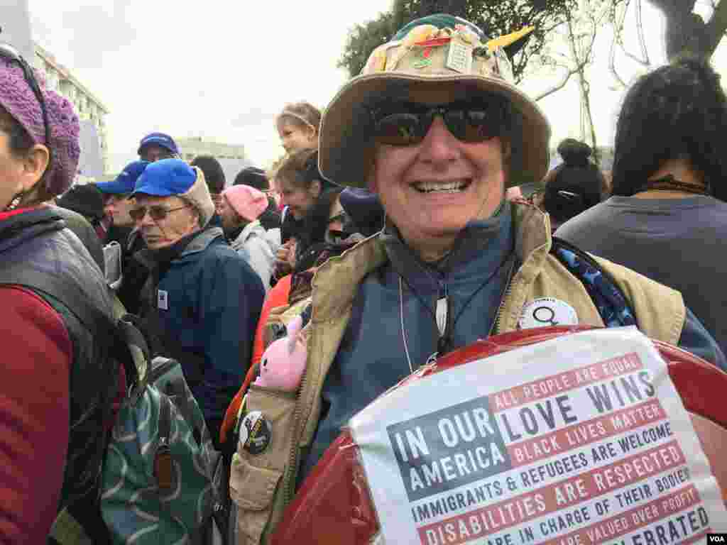 Peserta protes massal Women's March di San Francisco, California (21/1). (VOA/M Quinn)