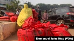 Les sacs de riz qu’une famille a achetés lors de la vente promotionnelle à Yaoundé au Cameroun le 13 janvier 2025. (Emmanuel Jules Ntap / VOA)