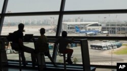Israelis wait to board at Ben Gurion International Airport a day after the U.S. Federal Aviation Administration imposed a 24-hour restriction on flights after a Hamas rocket landed within a mile of the airport, in Tel Aviv, July 23, 2014. 