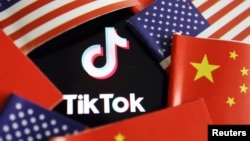 在中國和美國旗幟中的TikTok標識