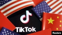 在中国和美国旗帜中的TikTok标识 （路透社）