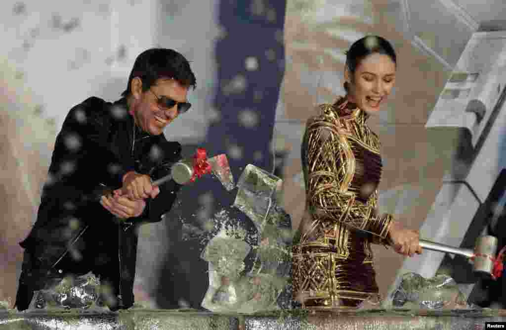 2013年4月6日，汤姆&middot;克鲁斯（Tom Cruise）和演员 Olga Kurylenko 在影片 《上古卷轴IV：湮没》（The Elder Scrolls IV: Oblivion）的台湾首映式上打破冰雕
