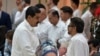 El presidente venezolano Nicolás Maduro da la mano al comandante de la guerrilla de las FARC de Colombia, Iván Márquez, durante la firma del alto el fuego entre el gobierno colombiano y la guerrilla de las FARC en La Habana el 23 de junio de 2016.