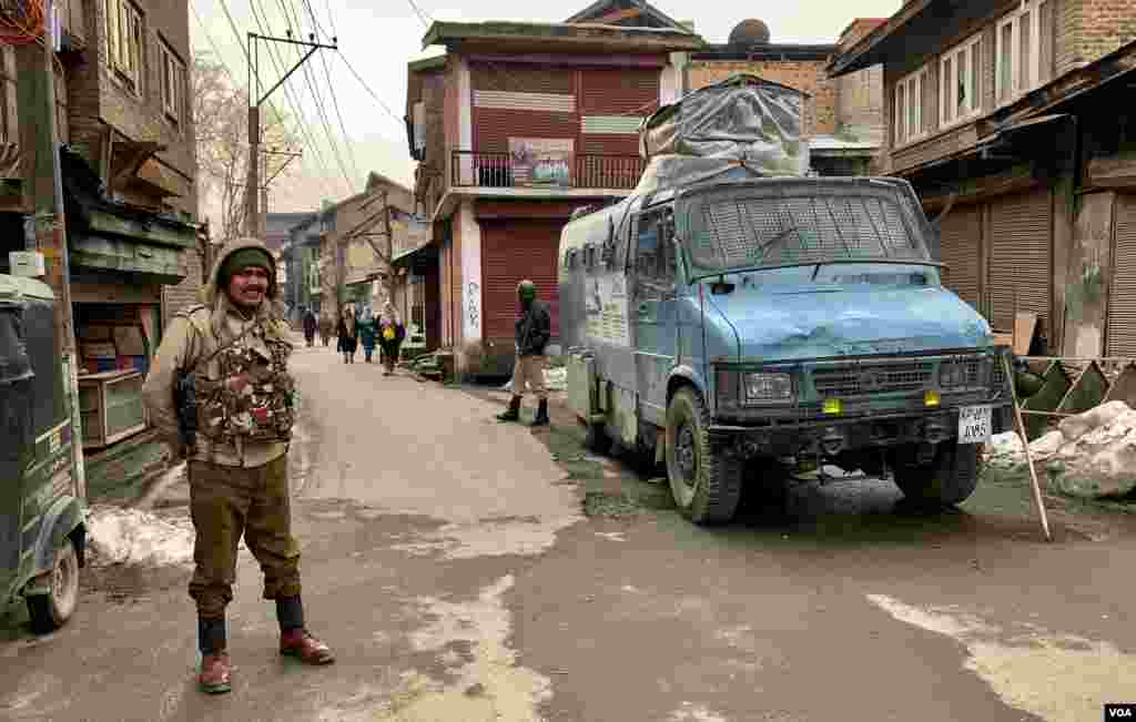 کشمیری عوام سے اپیل میں کہا گیا تھا کہ وہ نو فروری کو افضل گورو اور 11 فروری کو قوم پرست کشمیری رہنما اور جموں کشمیر نیشنل لبریشن فرنٹ کے شریک بانی محمد مقبول بٹ کی برسی کے موقع پر اپنا کاروبار معطل رکھیں۔ اس اپیل کی سوشل میڈیا کے ذریعے تشہیر کی گئی تھی۔