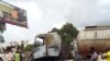 Un camion citerne incendié à Lubumbashi, en RDC, le 24 décembre 2017. (VOA/Narval Mabila)