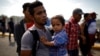 Reportan cifra récord de migrantes salvadoreños detenidos en la frontera sur de EE. UU. en 2021 