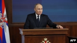 En esta fotografía distribuida por la agencia estatal rusa Sputnik, el presidente ruso Vladimir Putin pronuncia un discurso en una reunión en el Centro de Control de Defensa Nacional en Moscú el 19 de diciembre de 2023.
