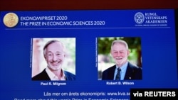 Foto Paul R. Milgrom dan Robert B. Wilson, pemenang Hadiah Nobel bidang Ekonomi 2020, ditampilkan pada layar saat konferensi pers di Stockholm, Swedia, 12 Oktober 2020. (Kantor Berita TT / Anders Wiklund via Reuters)