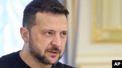 En esta imagen, distribuida por la oficina de prensa de la presidencia, el presidente de Ucrania, Volodymyr Zelenskyy, habla durante una reunión con el secretario de Estado de EEUU, Antony Blinken, en Kiev, el 14 de mayo de 2024. 