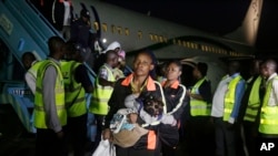 Les nigérians rapatriés de Libye débarquent d'un avion à leur arrivée à l'aéroport international Murtala Muhammed de Lagos, au Nigeria, le 5 décembre 2017.