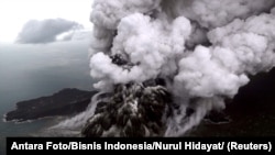 Gunung Anak Krakatau saat erupsi di Selat Sunda di Lampung Selatan, 23 Desember 2018. (Foto: Antara/Bisnis Indonesia/Nurul Hidayat via REUTERS)