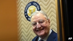 ARCHIVO - Walter Mondale entra en un ascensor en el Capitolio en Washington, el 3 de enero de 2018.