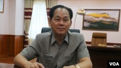 រូបឯកសារ៖ លោក ជា សុផារ៉ា រដ្ឋមន្ត្រីថ្មីនៃក្រសួងរៀបចំដែនដី នគរូបនីយកម្ម និងសំណង់ នៅឯការិយាល័យរបស់លោក ក្នុងរាជធានីភ្នំពេញ កាលពីថ្ងៃទី១ ខែកក្កដា ឆ្នាំ២០១៦។ (ហ៊ាន សុជាតា/ VOA)