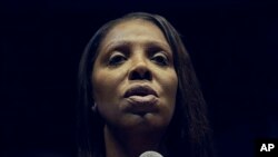 Jaksa Agung New York, Letitia James, tengah, berbicara pada malam pemilihannya di Brooklyn, New York, Selasa, 6 November 2018 (foto: AP Photo/Andres Kudachi)