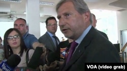 Arhiva - Evropski komesar za proširenje Johanes Han u razgovoru s novinarima u redakciji Vijesti u Podgorici, 11. maja 2018.