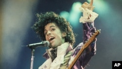 Prince en el Forum de Inglewood, cerca del aeropuerto LAX de Los Angeles, California. 18/2/85.