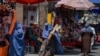 Perempuan Afghanistan berpakaian burqa berbelanja di area pasar di Kabul pada 23 Agustus 2021, setelah militer Taliban mengambil alih negara itu. (Foto: AFP)