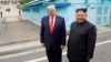 Presiden AS Donald Trump dan pemimpin Korut Kim Jong Un dalam pertemuan di Panmunjom, 30 Juni 2019 lalu (foto: dok). 