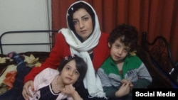 نرگس محمدی فعال مدنی در کنار دو فرزندش. او از هنگام زندانی شدن در سال ۹۴ فرزندانش را ندیده است.