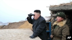 Pemimpin Korea Utara Kim Jong-un mengawasi perbatasan dengan Korea Selatan di Jangjae, bagian barat daya negara itu. (Foto: Dok)