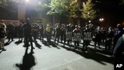 Kundi la waandamanaji wanaodai haki kwa sawa kwa watu weusi wakiwa nje ya jengo la serikali Courthouse Alhamisi, Julai 30, 2020, huko Portland, Oregon. 