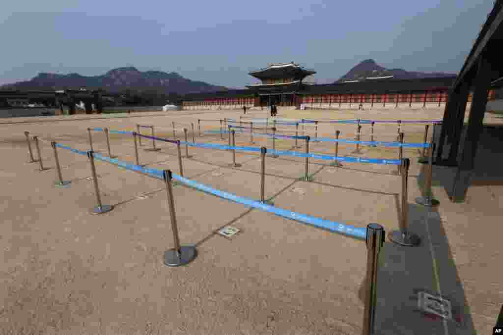 한국 서울의 경복궁 매표소에 방문객들이 발길이 끊겼다. 한국에는 600명이 넘은 신종 코로나바이러스 신규 확진자가 발생했고, 보건 당국은 "수도권은 코로나와 전쟁 중"이라고 밝혔다.