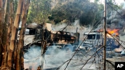Foto yang dirilis oleh Pasukan Pertahanan Negara Bagian Karenni Myanmar (KNDF) menunjukkan kendaraan yang terbakar di wilayah Hpruso, negara bagian Kayah, Myanmar, pada 24 Desember 2021. (Foto: KNDF via AP)