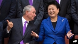 美國黑石集團主席蘇世民（Stephen Schwarzman）2016年9月10日在北京清華大學與當時出任中國副總理的劉延東交談。