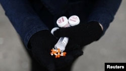 Seorang pengguna fentanil menunjukkan "pasokan aman" dari sejumlah alternatif pengganti opioid, yang mencakup pil morfin, yang disediakan oleh layanan kesehatan setempat di Vancouver, British Columbia, Kanada, pada 6 April 2020. (Foto: Reuters/Jesse Winter)
