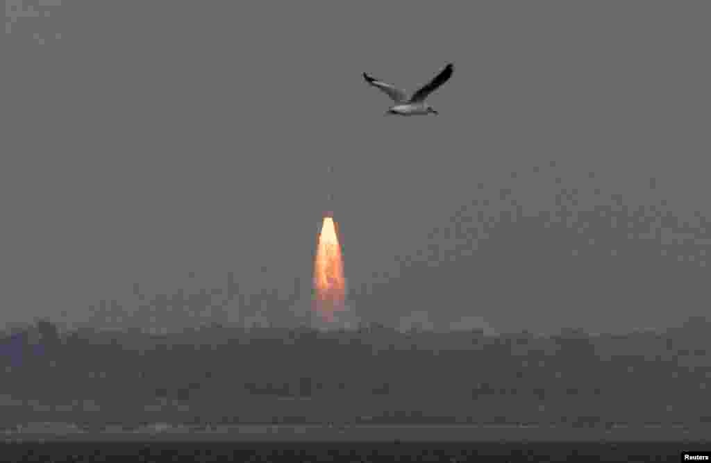 India's Polar Satellite Launch Vehicle, carrying the Mars orbiter, lifts off from Sriharikota, Nov. 5, 2013.
