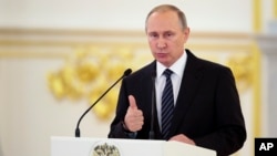 Russian President Vladimir Putin gives a speech during an awards ceremony for Russia's Olympians in Moscow's Kremlin in Moscow, Russia, Aug. 25, 2016. 
