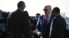 El presidente Joe Biden junto al primer ministro de Cabo Verde, Ulisses Correia e Silva, y a José Luis Livramento, embajador de Cabo Verde en Estados Unidos, en la pista del Aeropuerto Internacional Amilcar Cabral, cerca de Espargos, Cabo Verde, el 2 de diciembre de 2024.