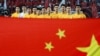 中国国家足球运动员在世界杯预选赛中高唱国歌。