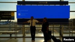 "Синій екран смерті" на комп'ютерах Windows внаслідок глобального ІТ-збою в аеропорту Ньюарк, Нью-Джерсі, 19 липня 2024. REUTERS/Bing Guan