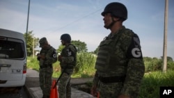 Los datos del gobierno estadounidense muestran que hubo 104.344 detenciones en la frontera el mes pasado, una considerable disminución de las 144.278 que hubo en mayo.