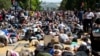 Para demonstran berbaring di jalan menghadap ke Gedung Putih dalam unjuk rasa di Lafayette Square untuk memprotes kebrutalan polisi dan rasisme, di Washington D.C., 7 Juni 2020. 