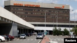 Una vista del aeropuerto Sheremetyevo de Moscú donde Edward Snowden permanece desde hace poco más de un mes.
