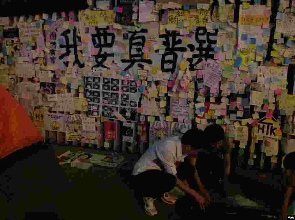 數以千計的學生和市民在金鐘雨傘廣場聲援學聯代表 (美國之音圖片/海彥拍攝)