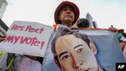 Pendukung Partai Bergerak Maju memegang potret Pita Limjaroenrat, sang ketua partai, saat melakukan protes di Bangkok, Thailand, Sabtu, 29 Juli 2023. (Foto: AP)