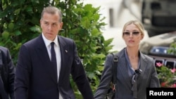 Hunter Biden, putra Presiden AS Joe Biden, tiba di pengadilan federal bersama istrinya Melissa Cohen Biden, di Wilmington, Delaware, AS, Senin 3 Juni 2024.