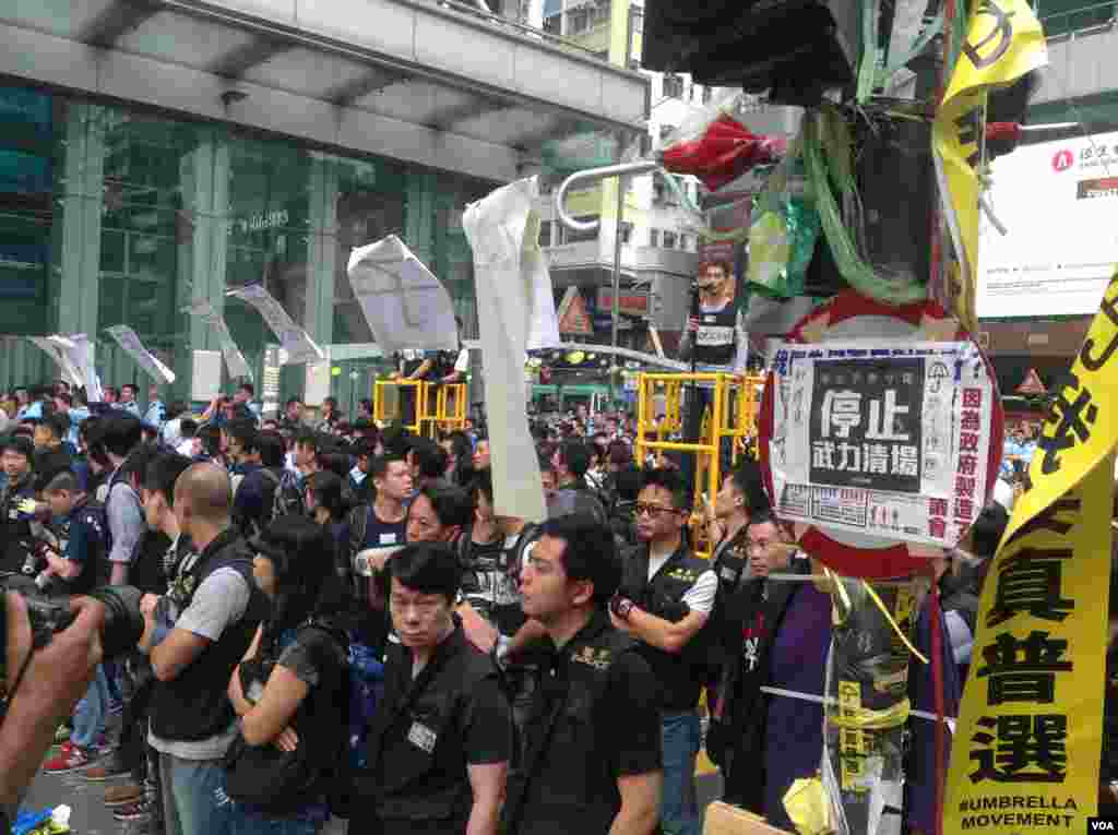 香港警方星期三上午展開強行清場行動(美國之音海彥拍攝)。