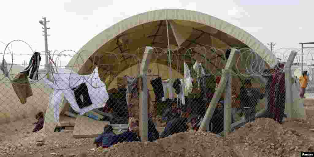 Newly arrived Syrian refugees are seen at Ceylanpinar refugee camp, Sanliurfa province, Turkey, November 10, 2012.