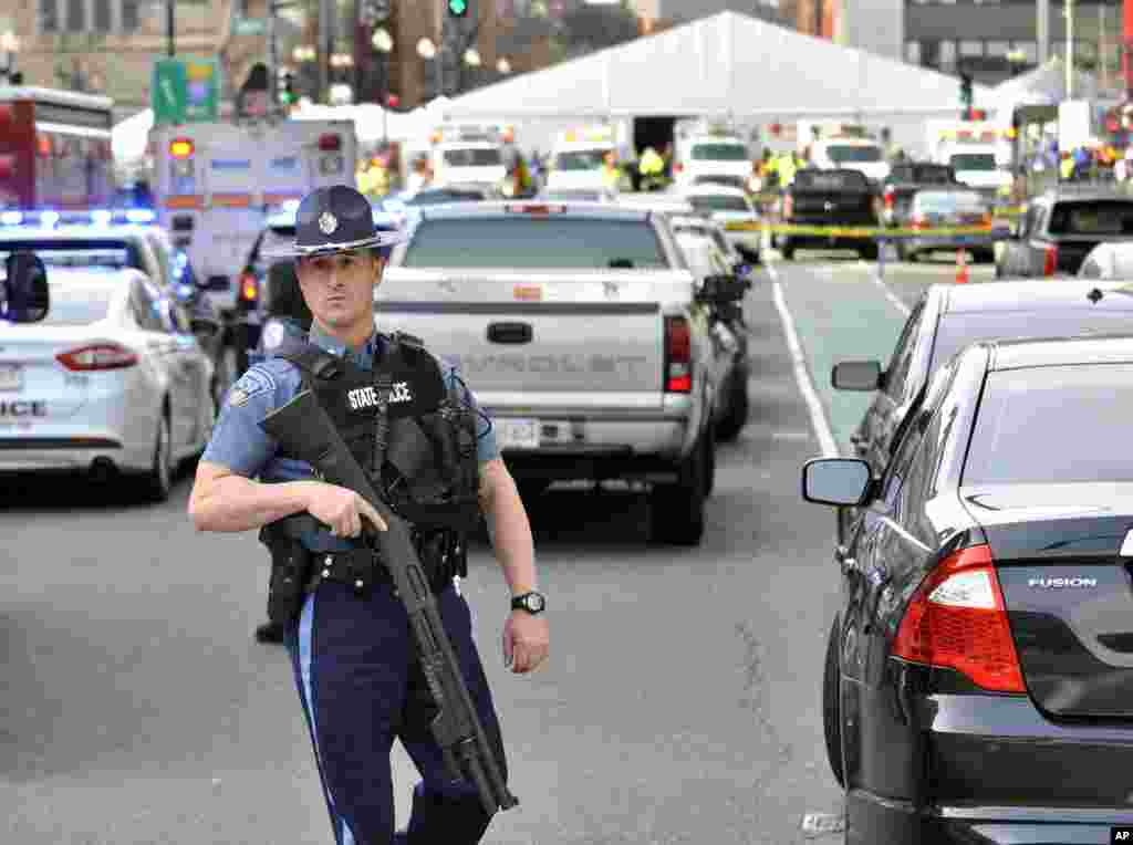 Polisi negara bagian Massachusetts menjaga area tempat tenda medis menyusul ledakan pada Marathon Boston 2013 (15/4). (AP/Elise Amendola)