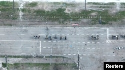 無人機拍攝的圖像顯示烏軍傷員躺在擔架上被抬出馬里烏波爾的亞速鋼鐵廠。(2022年5月17日)