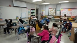 Para siswa duduk di dalam kelas setelah program belajar tatap muka kembali diberlakukan di San Antonio. Texas, pada 11 Januari 2022. (Foto: Reuters/Kaylee Greenlee Beal)