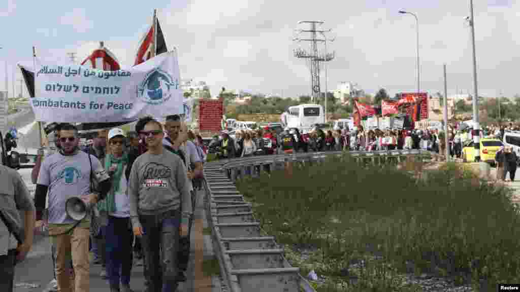 Para aktivis Palestina dan Israel di Bethlehem ambil bagian dalam demonstrasi yang menyerukan masa depan yang lebih baik bagi rakyat di kedua negara dan menjelang Hari Perempuan Internasional (4/3). (Reuters/Mussa Qawasma)