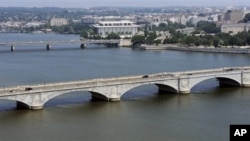 Sungai Potomac yang mengalir di kota Washington, DC (foto: dok). EPA menemukan kenaikan tingkat merkuri dan bakteria pada daerah aliran sungai di seluruh AS. 