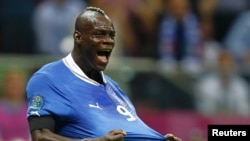 Mario Balotelli mengalami cedera paha kanan dan kemungkinan tidak akan memperkuat AC Milan menghadapi Barcelon Selasa 22/10 (foto: dok). 