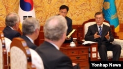 문재인 한국 대통령(오른쪽)이 21일 청와대에서 미국 상원 외교위원회 동아태소위 에드워드 마키 단장 등 대표단을 만나 얘기를 나누고 있다.