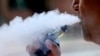 Seorang pria mengisap rokok elektrik di Portland, Maine, 28 Agustus 2019.
